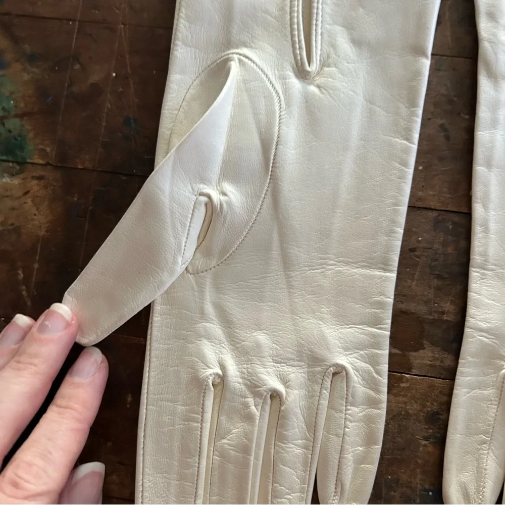 Valentino Garavani Cream Scalloped Leather Gloves